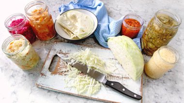 Korunmuş sebze fermente. Korunmuş vejetaryen ve turşu gıda kavramı fermente