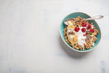 Granola yoğurt ve sağlıklı kahvaltı için taze çilek ile kase. Kopya alanı ile üstten görünüm