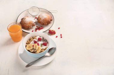 Granola yoğurt ve sağlıklı kahvaltı için taze çilek ile kase. Kopya alanı ile üstten görünüm