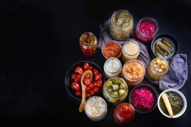 Korunmuş gıda fermente. Marine Turşu sebze kavanozların içinde. Düz kopya alanı ile yatıyordu