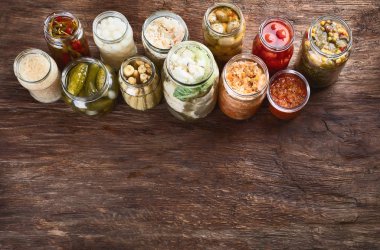 Farklı Fermente sebze kopya alanı bir rustik ahşap zemin üzerine cam kavanozlara korunmuş