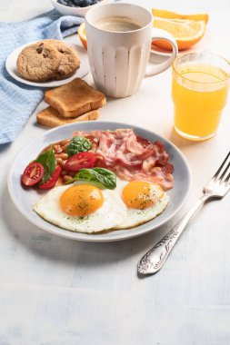 Kızarmış yumurta, pastırma, portakal suyu, yoğurt ve tost kahvaltı.