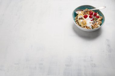 Granola yoğurt ve sağlıklı kahvaltı için taze çilek ile kase. Kopya alanı ile üstten görünüm