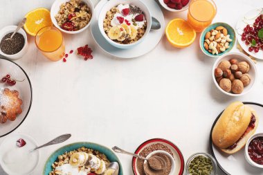 Kahvaltı masası. Sağlıklı kahvaltı malzemeler. Kopya alanı ile üstten görünüm