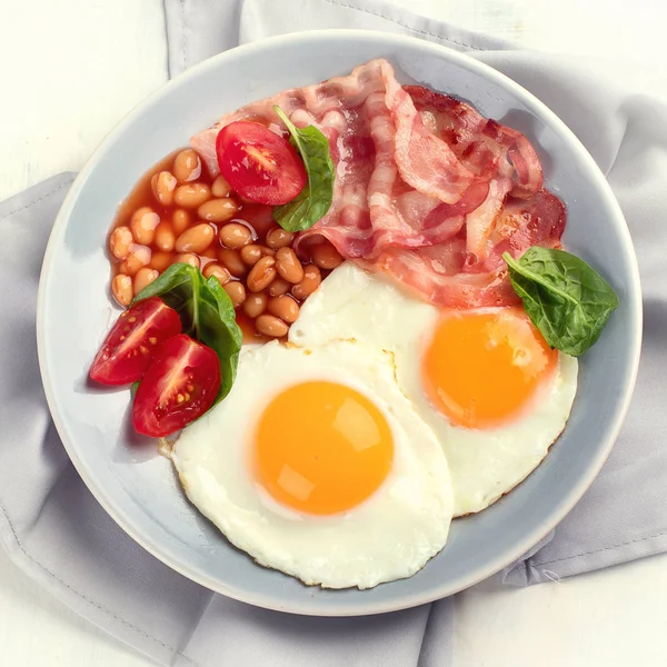 Frühstücksteller Mit Spiegeleiern Speck Bohnen Orangensaft Und Toast Ansicht Von — Stockfoto