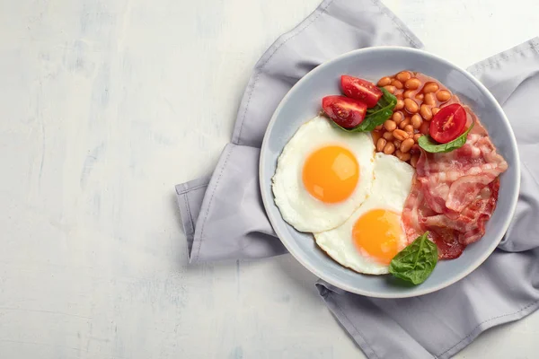 Platta Frukost Med Stekt Ägg Bacon Bönor Apelsinjuice Och Rostat — Stockfoto