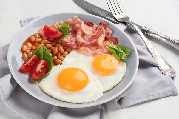 Frühstücksteller Mit Spiegeleiern Speck Bohnen Orangensaft Und Toast — Stockfoto