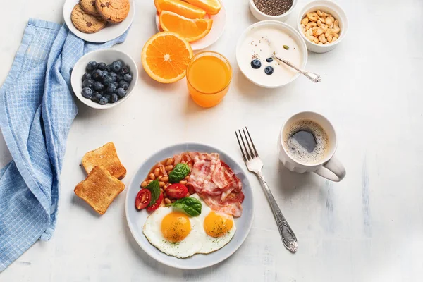 Desayuno Con Huevos Fritos Tocino Zumo Naranja Yogur Tostadas — Foto de Stock