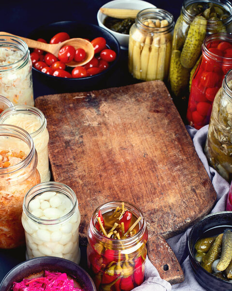 Ферментированная консерва. Маринованные огурцы овощи в стеклянных банках
.