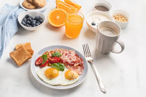 Desayuno Con Huevos Fritos Tocino Zumo Naranja Yogur Tostadas — Foto de Stock