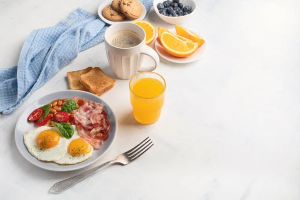 Desayuno Con Huevos Fritos Tocino Zumo Naranja Yogur Tostadas Vista — Foto de Stock