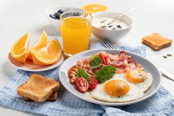 Πλάκα Από Πρωινό Τηγανητά Αυγά Μπέικον Φασόλια Χυμό Πορτοκάλι Και — Φωτογραφία Αρχείου