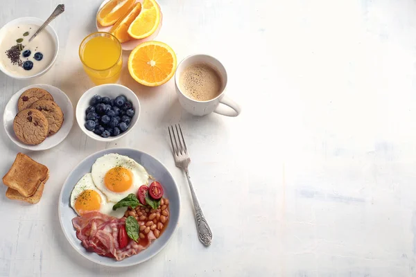 Desayuno Con Huevos Fritos Tocino Zumo Naranja Yogur Tostadas — Foto de Stock