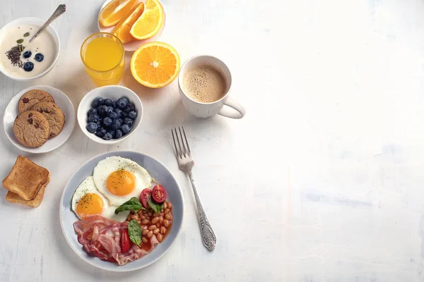 Petit Déjeuner Avec Œufs Frits Bacon Jus Orange Yaourt Toasts — Photo