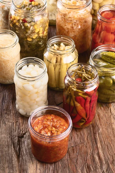 Különböző Fermented Tartósított Zöldségek Üvegedények Rusztikus Fából Készült Háttér — Stock Fotó