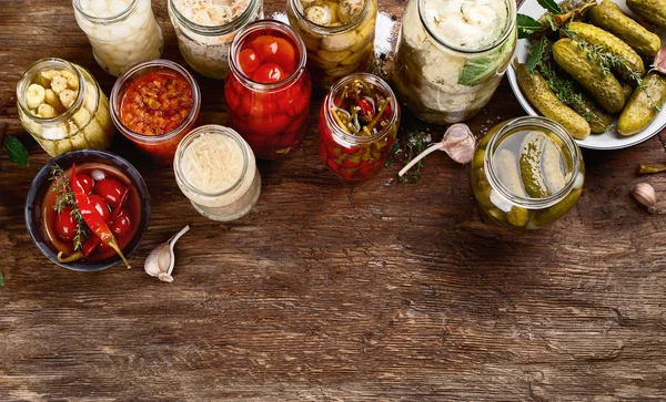 Diferentes Vegetais Preservados Fermentados Frascos Vidro Fundo Madeira Rústico — Fotografia de Stock