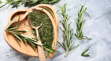 Rosemary ile taze biberiye twigs kalp ahşap plaka şeklinde kurutulmuş