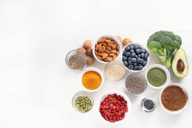 beyaz masa üstü, sağlıklı gıda kavramı üzerinde çeşitli superfoods ile düzenleme