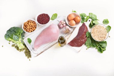 Selenyum, sağlıklı beslenme kavramı içinde yüksek gıdaların düzenlemenin üstten görünüm