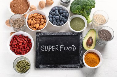 beyaz masa üstü, sağlıklı gıda kavramı üzerinde çeşitli superfoods ile düzenleme