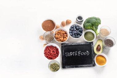 beyaz masa üstü, sağlıklı gıda kavramı üzerinde çeşitli superfoods ile düzenleme