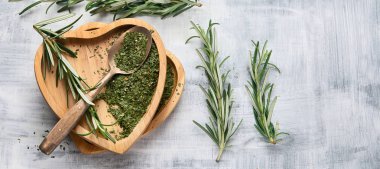 Rosemary ile taze biberiye twigs kalp ahşap plaka şeklinde kurutulmuş