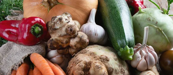 Vista Ravvicinata Verdure Biologiche Tavolo Legno Concetto Cibo Naturale Sano — Foto Stock