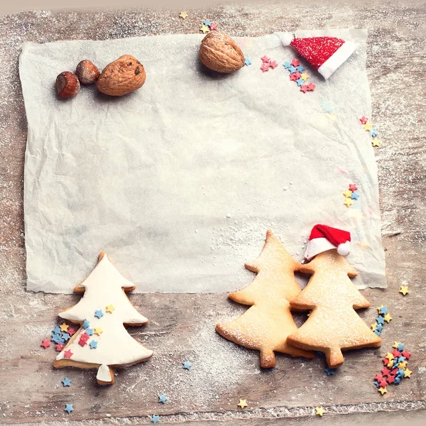 在质朴的木背景烤纸的圣诞节饼干的顶部视图 — 图库照片