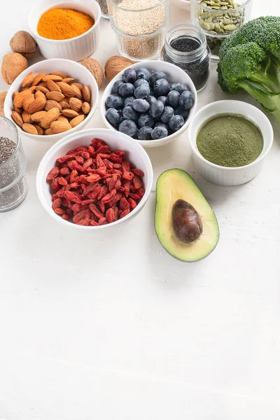 Arrangement Mit Verschiedenen Superfoods Auf Weißer Tischplatte Gesundes Ernährungskonzept — Stockfoto