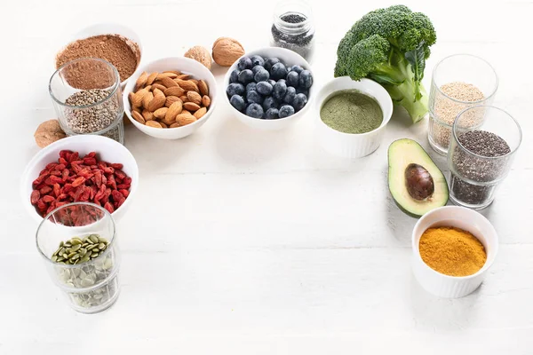 Uspořádání Různými Superfoods Stromovité Bílá Stolní Zdravé Potraviny — Stock fotografie