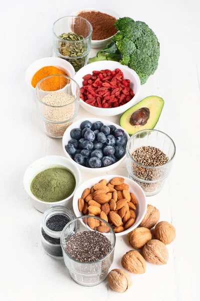 Arrangement Mit Verschiedenen Superfoods Auf Weißer Tischplatte Gesundes Ernährungskonzept — Stockfoto