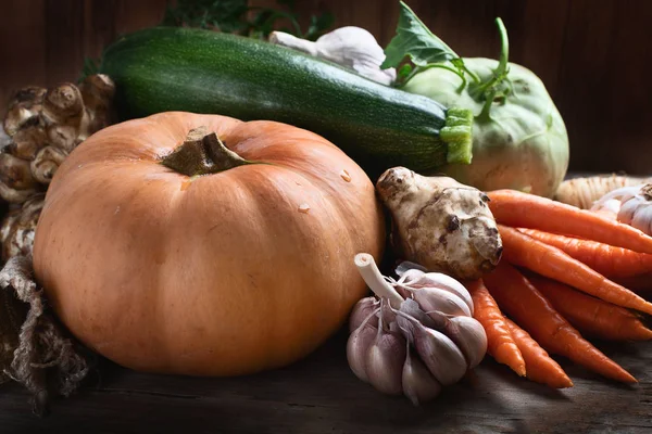 Vista Cerca Verduras Orgánicas Mesa Madera Concepto Alimentos Naturales Saludables — Foto de Stock