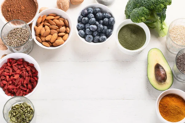 Arrangement Mit Verschiedenen Superfoods Auf Weißer Tischplatte Gesundes Ernährungskonzept — Stockfoto