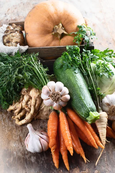 Vista Cerca Verduras Orgánicas Mesa Madera Concepto Alimentos Naturales Saludables — Foto de Stock