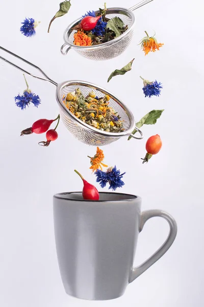 Nahsicht Auf Kräutertee Der Tasse Fällt Gesundes Ernährungskonzept — Stockfoto