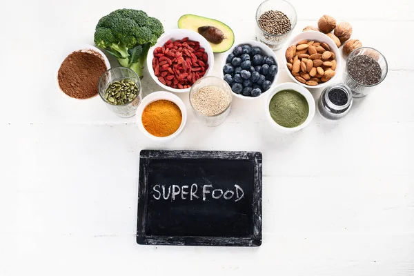 Regeling Met Verschillende Superfoods Wit Tafelblad Gezond Voedsel Concept — Stockfoto