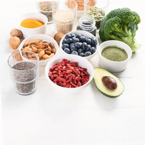 Regeling Met Verschillende Superfoods Wit Tafelblad Gezond Voedsel Concept — Stockfoto