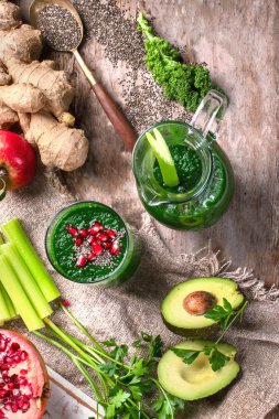 taze karıştırılmış yeşil smoothie sebze ve meyve düz lay üzerinde üstten görünüm