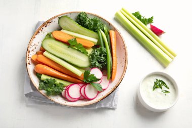 soslu beyaz arka plan üzerinde renkli sağlıklı sebze çerez tabağı içinde üzerinde üstten görünüm