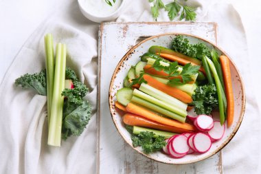 plakalı beyaz arka plan üzerinde renkli sağlıklı sebze aperatifler üzerinde üstten görünüm