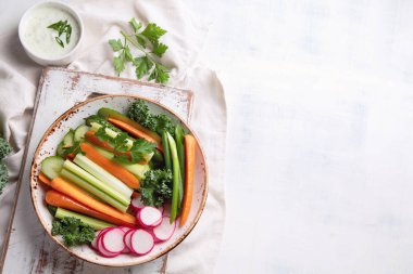 soslu beyaz arka plan üzerinde renkli sağlıklı sebze çerez tabağı içinde üzerinde üstten görünüm