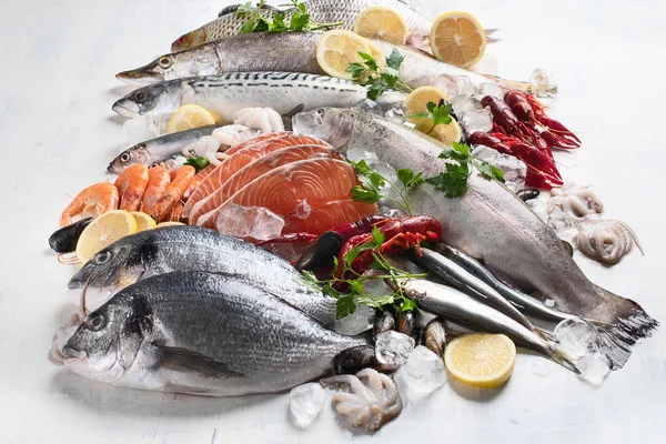种类繁多的鲜鱼和海鲜 健康饮食概念 — 图库照片