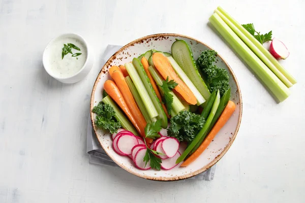 Vista Superior Lanches Vegetais Saudáveis Coloridos Prato Com Molho Fundo — Fotografia de Stock