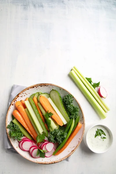 Pohled Shora Barevné Zdravé Zeleninové Svačiny Talíři Omáčkou Bílém Pozadí — Stock fotografie