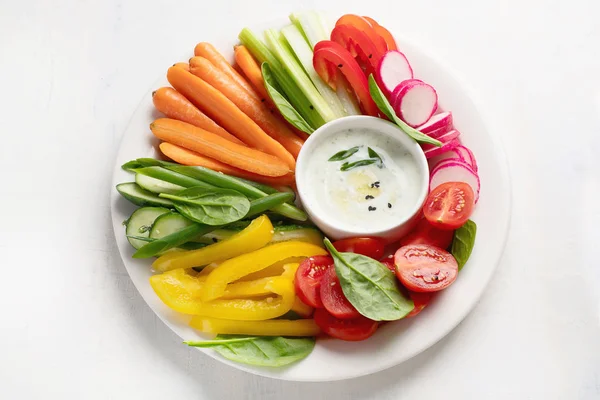 ソースと白い背景のクリスプブレッド カラフルな健康野菜スナックのトップ ビュー — ストック写真