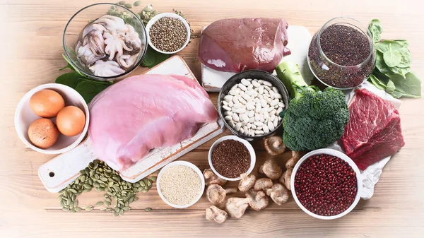 铁丰富的食物如肝 花椰菜 Guinoa 和海鲜在木桌上 健康饮食概念 — 图库照片