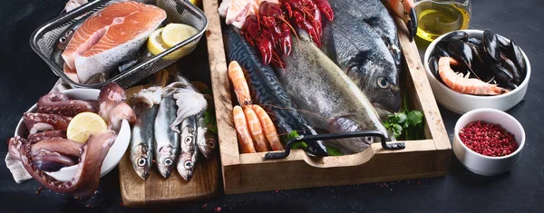 角度查看新鲜鱼类和海鲜品种与香料 — 图库照片