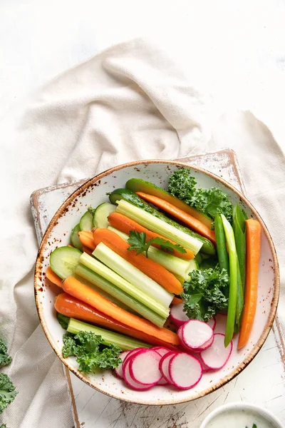 Vista Dall Alto Spuntini Vegetali Sani Colorati Piatto Sfondo Bianco — Foto Stock