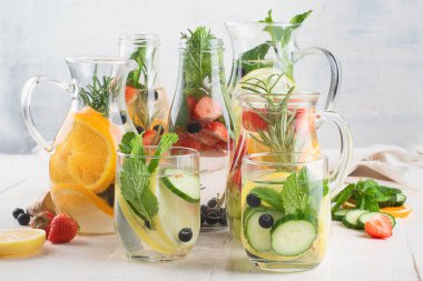 Çeşitli bardak su için sağlıklı kilo kaybı detoks.