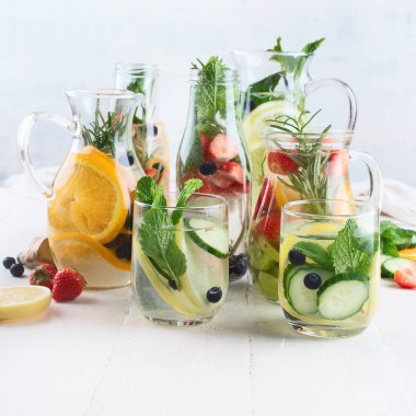 Çeşitli bardak su için sağlıklı kilo kaybı detoks.